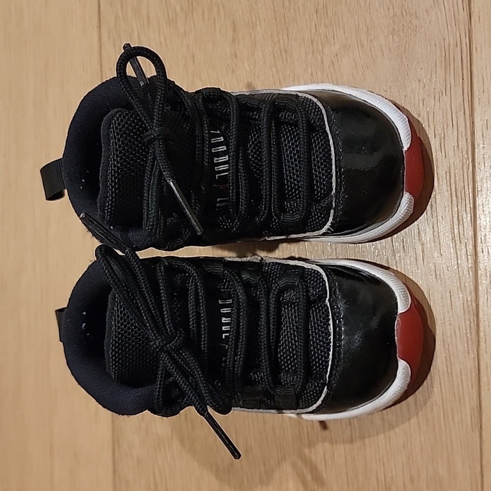 Nike Jordan 11 Bred